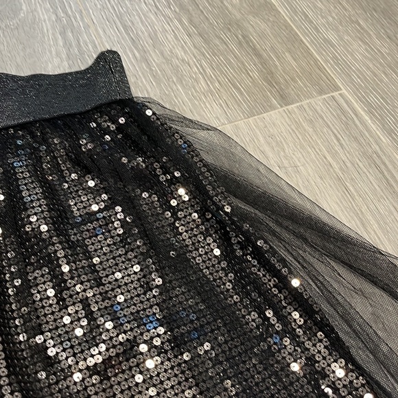 Sequin skirt with tulle overlay. Great for parties! - Picture 4 of 8